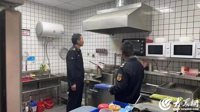 卧龙山街道执法中队多举措开展油烟治理专项整治行动