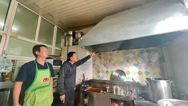双拥社区开展辖区内餐饮店油烟专项排查整治行动