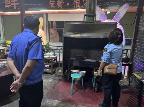 景谷县三部门联合开展夜间烧烤店餐饮油烟污染专项整治行动