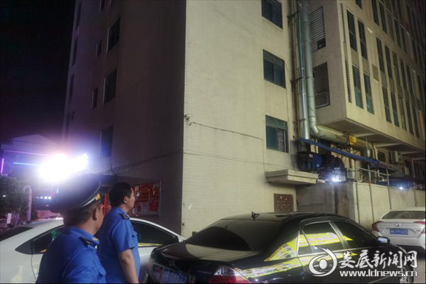 娄底市城管执法支队环保大队开展餐饮行业油烟污染治理夜查行动