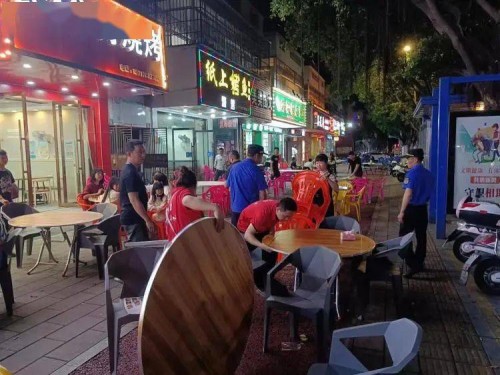 章贡区开展餐饮油烟和便民临时摊群点夜市夜巡行动