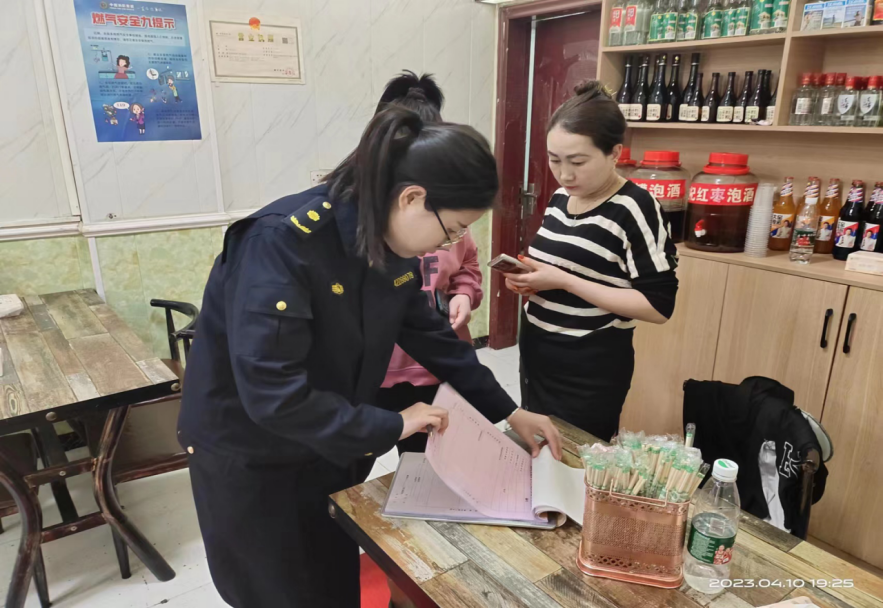 鹤峰县城管执法大队开展辖区餐饮油烟专项排查行动