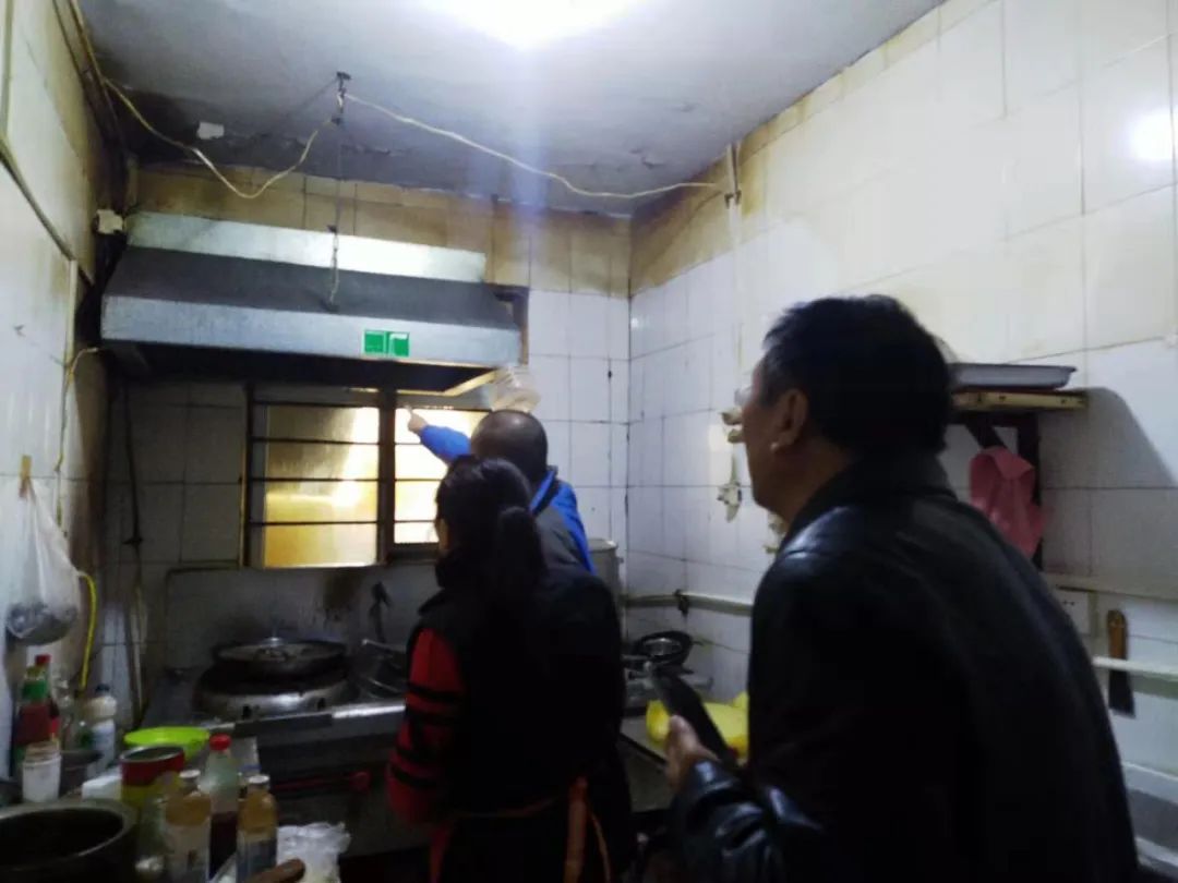 渠东街道三举措开展餐饮油烟夜间专项整治行动