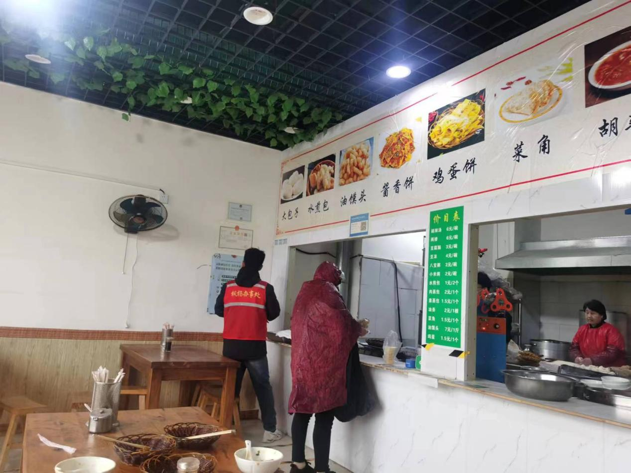 枫杨办事处开展餐饮业油烟排查整治宣传活动