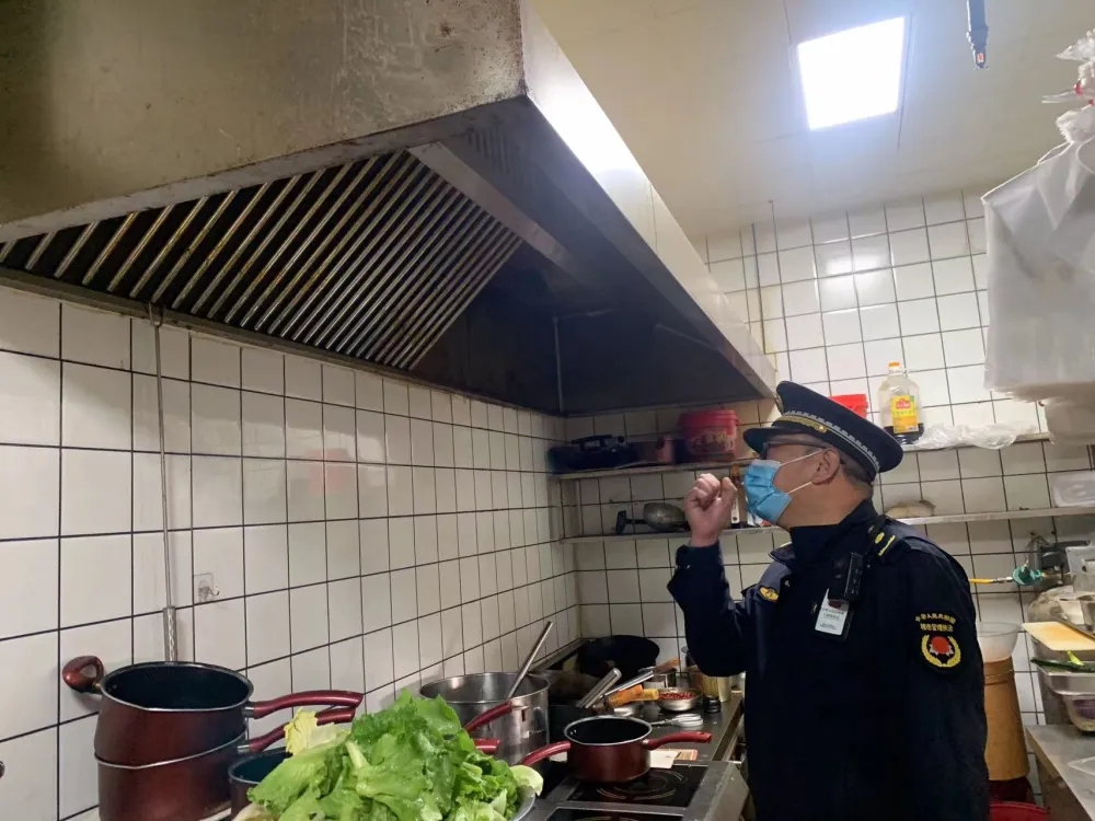 东大街街道开展餐饮油烟污染专项治理行动