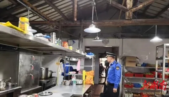 新开铺街道开展辖区餐饮门店整治行动