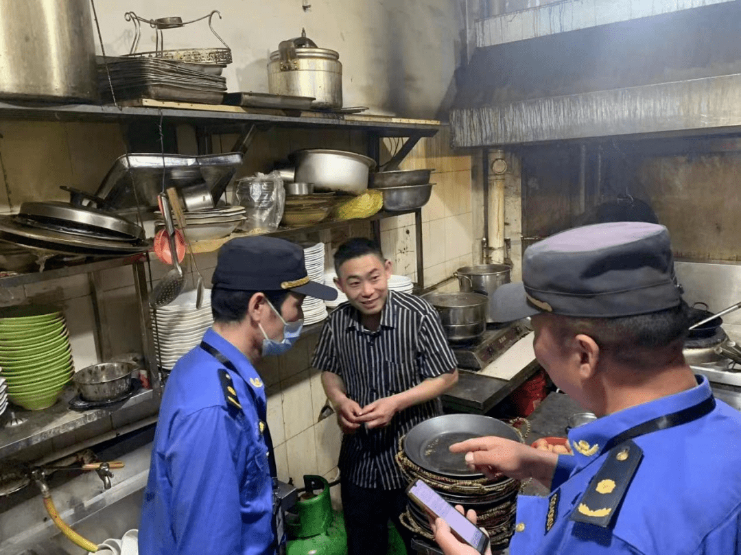 禹王台区环境攻坚办开展餐饮油烟专项整治行动