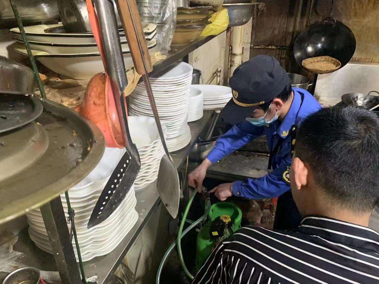 禹王台区环境攻坚办开展餐饮油烟专项整治行动