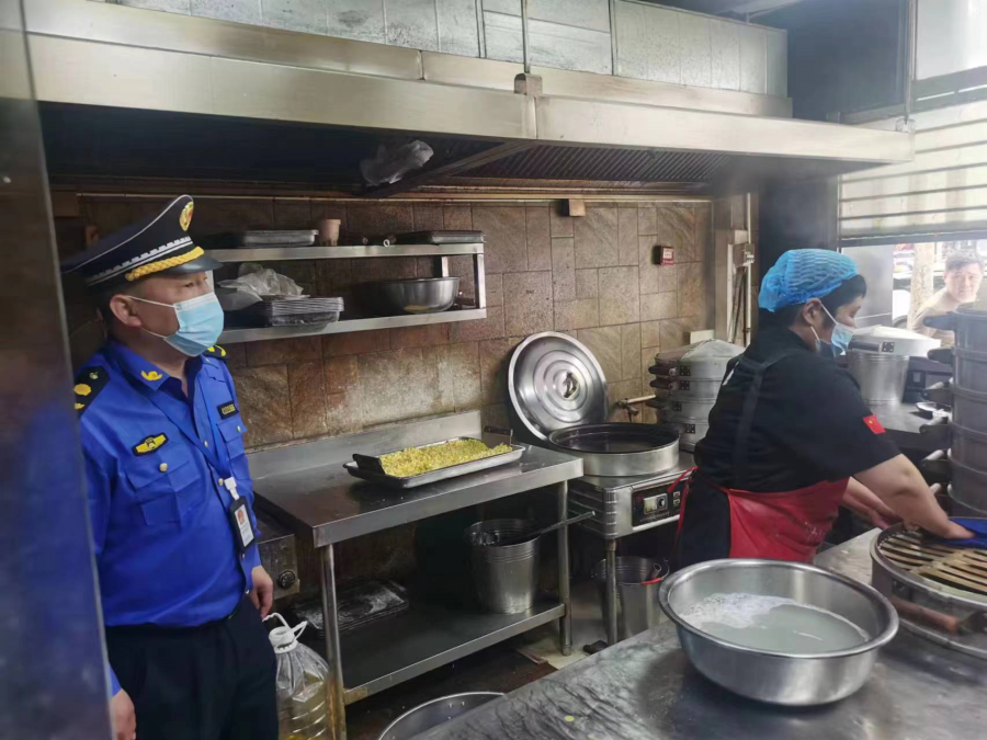 祭城路街道办事处开展餐饮油烟污染专项整治行动