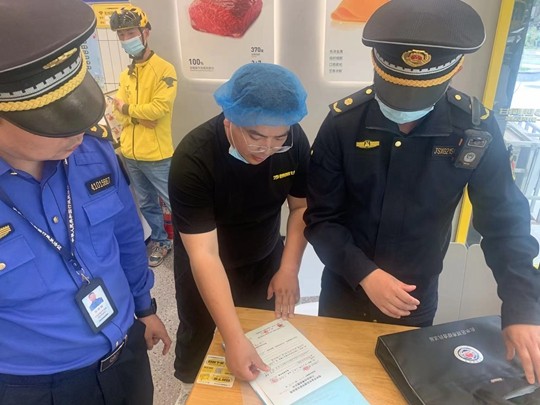 北林路执法中队开展餐饮门店油烟污染治理情况集中检查整治行
