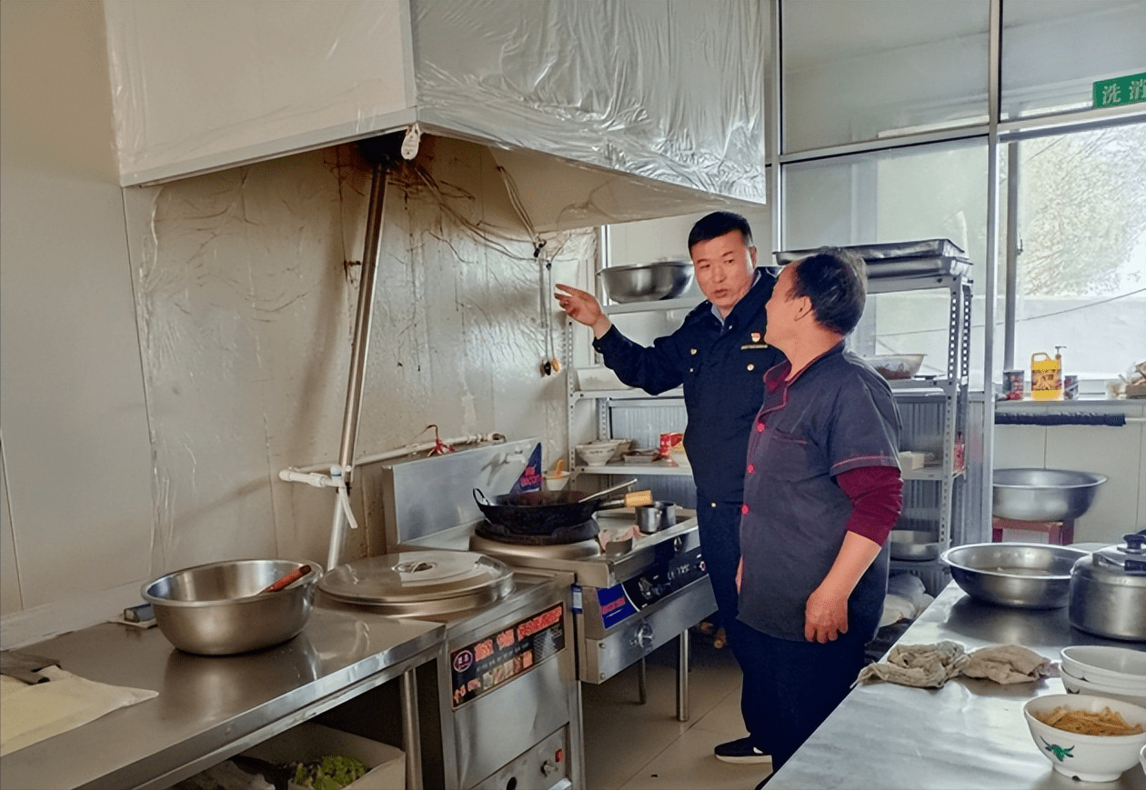 高台县新坝镇市场监管所开展餐饮油烟污染治理