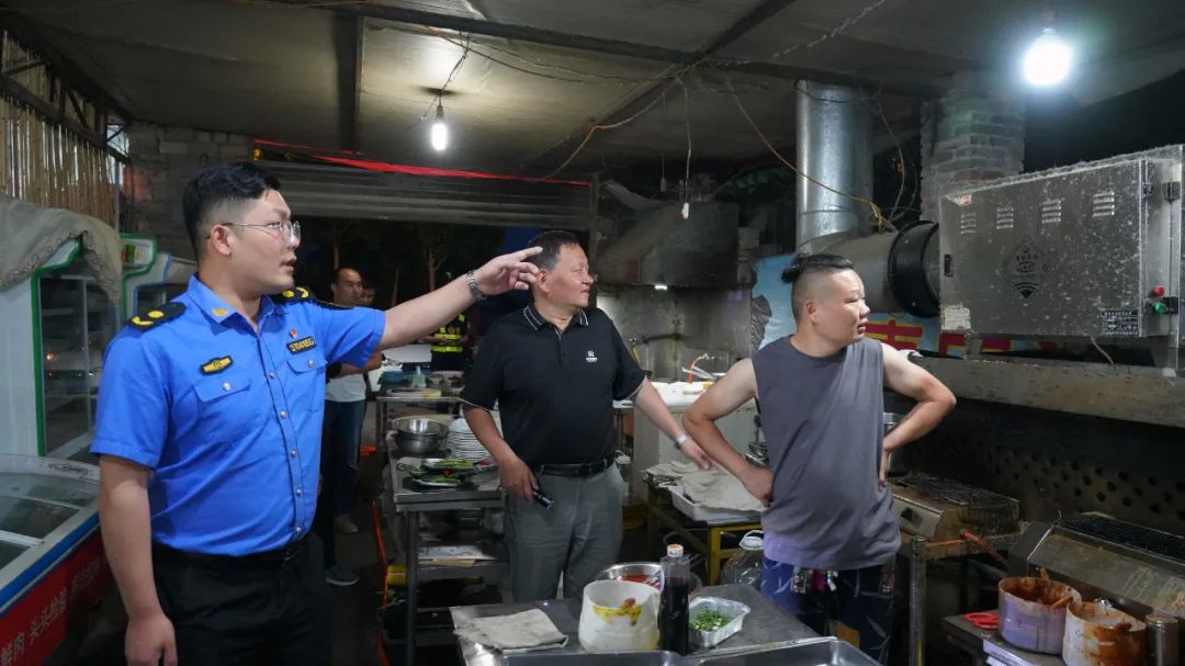 市中区综合行政执法局开展餐饮行业油烟污染专项整治行动