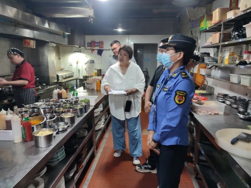 紫荆路街道开展餐饮油烟治理工作