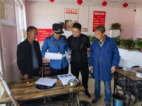 荥阳市城管执法大队汜水中队开展餐饮油烟污染防治宣传工作