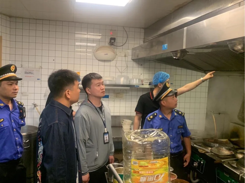 国基路办事处开展辖区内餐饮门店油烟治理巡查工作