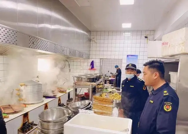 万张街道开展辖区内餐饮油烟治理工作