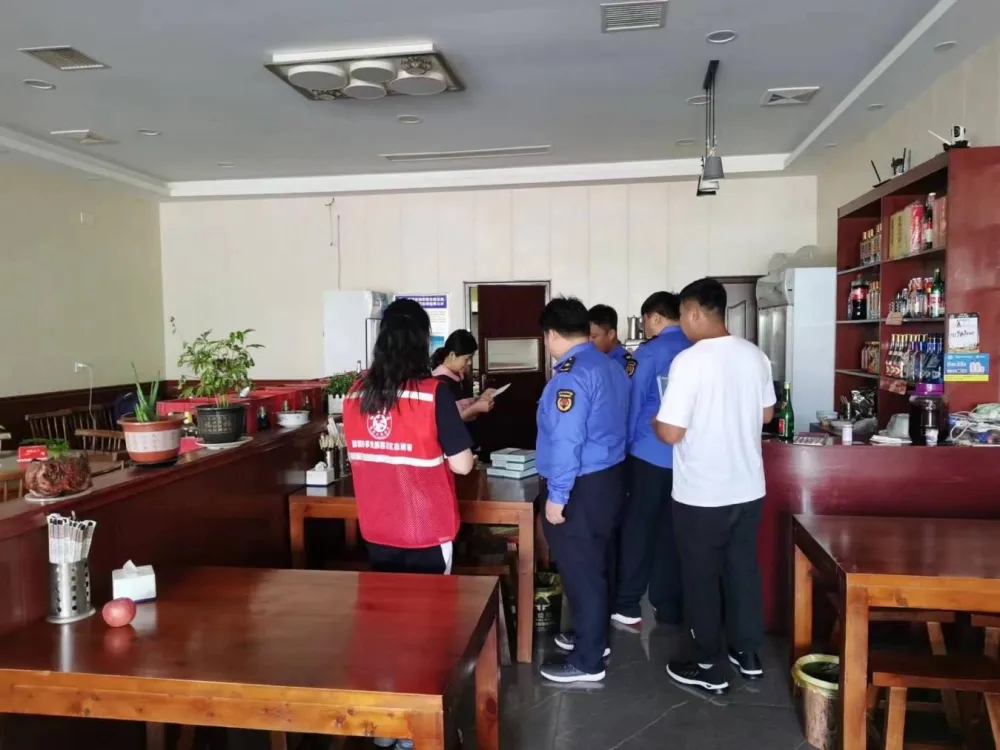 前程办事处综合执法办开展餐饮油烟宣传活动
