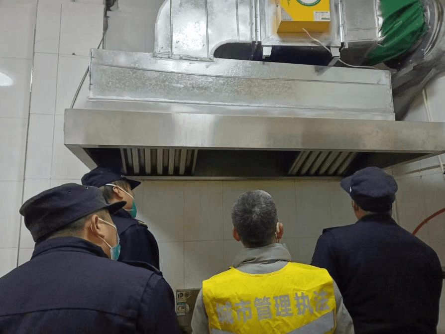 珠山城管中队开展餐饮油烟环境专项整治行动