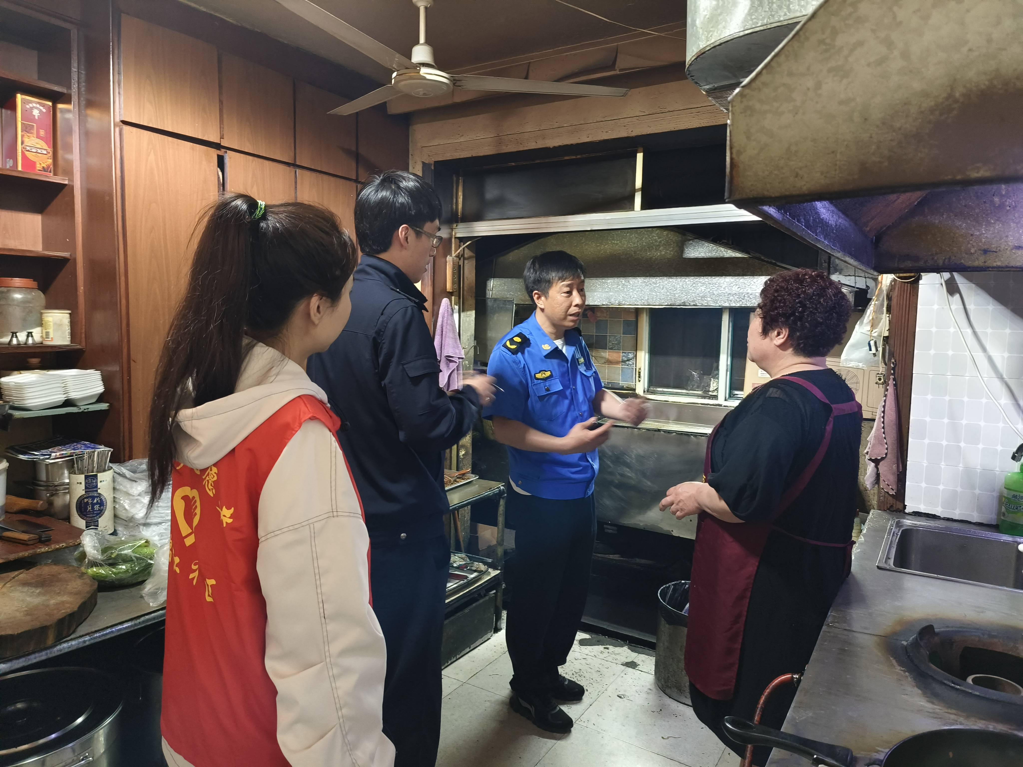 锦江社区开展餐饮油烟排查整治宣传活动