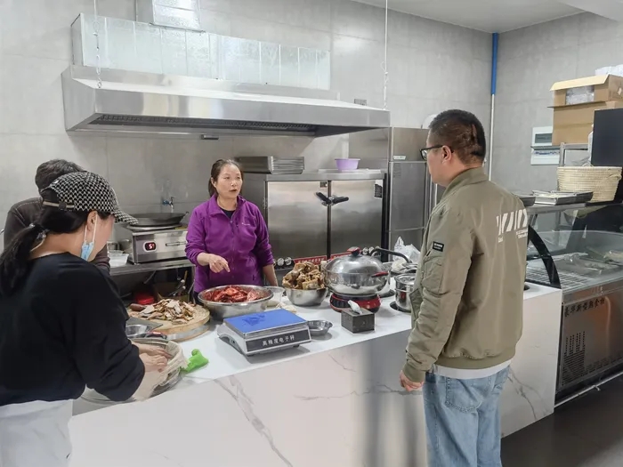众意路社区三举措开展餐饮油烟专项整治行动