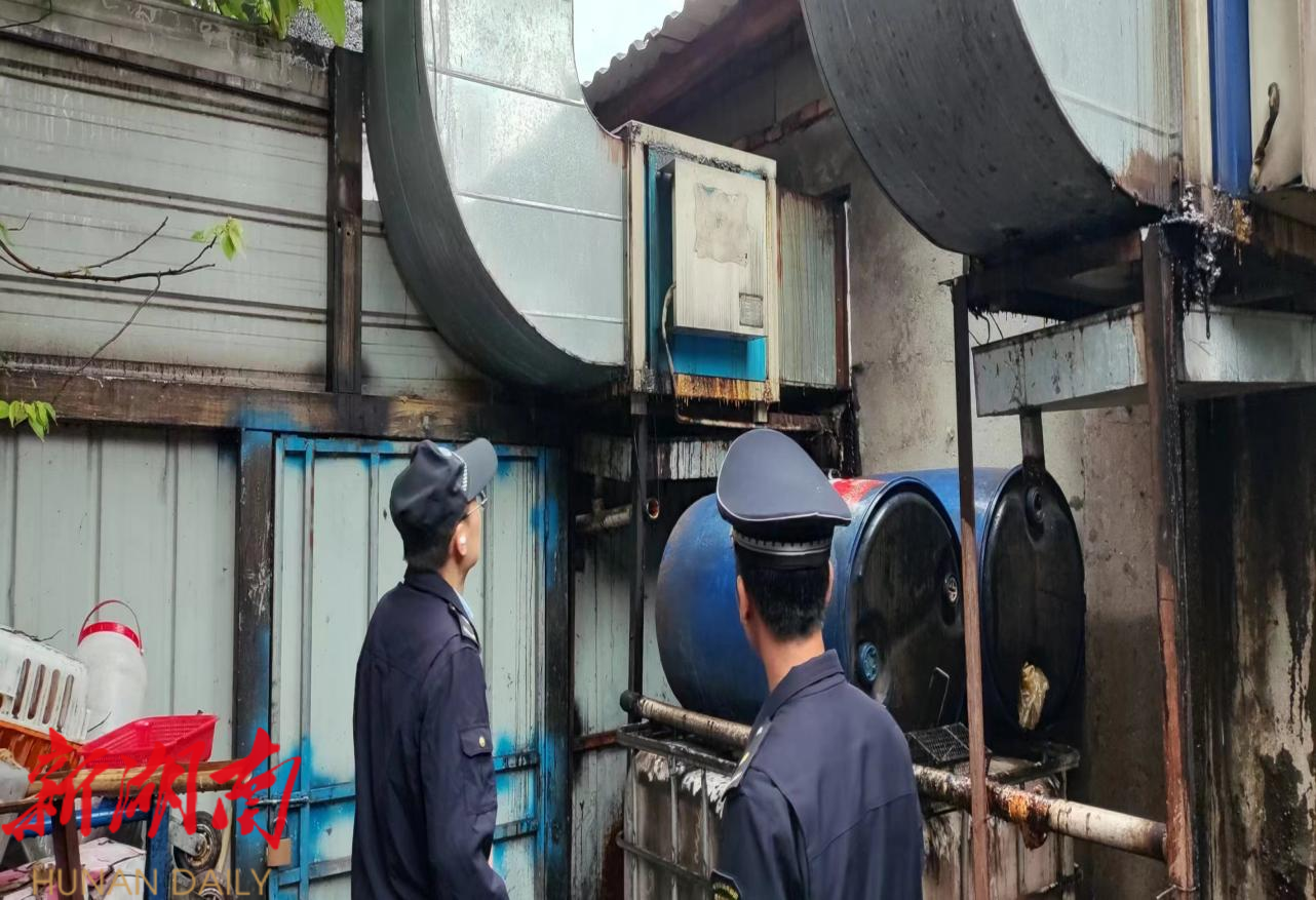 黄沙湾街道城管大三举措开展餐饮油烟专项整治行动