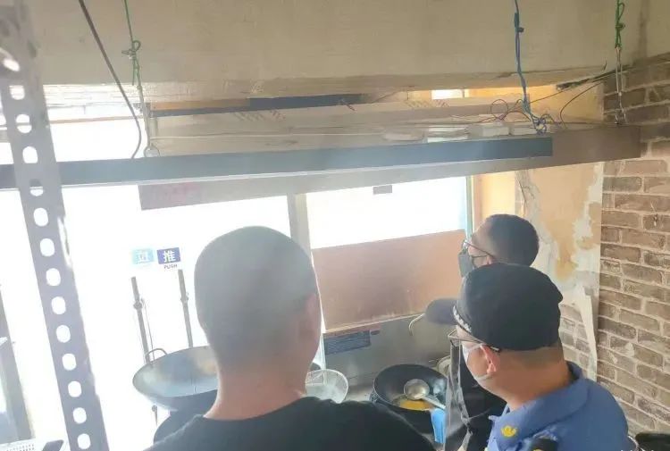 匡山街道城管科开展餐饮店的油烟扰民问题专项整治