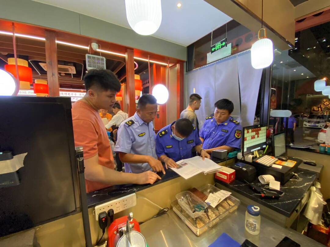 彭李街道开展餐饮油烟净化设施专项排查行动