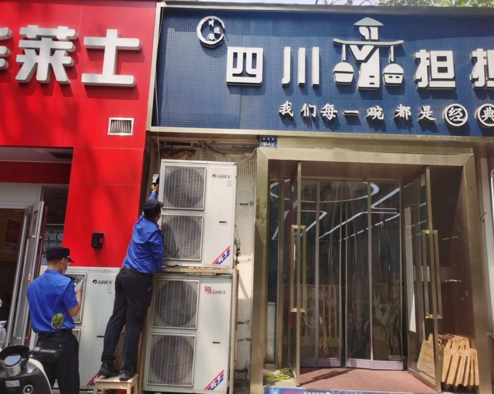刘寨执法中队开展餐饮油烟专项整治行动