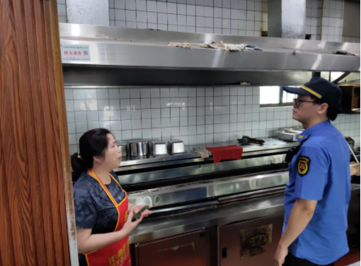 东郊中队开展餐饮油烟集中深入摸排整治行动