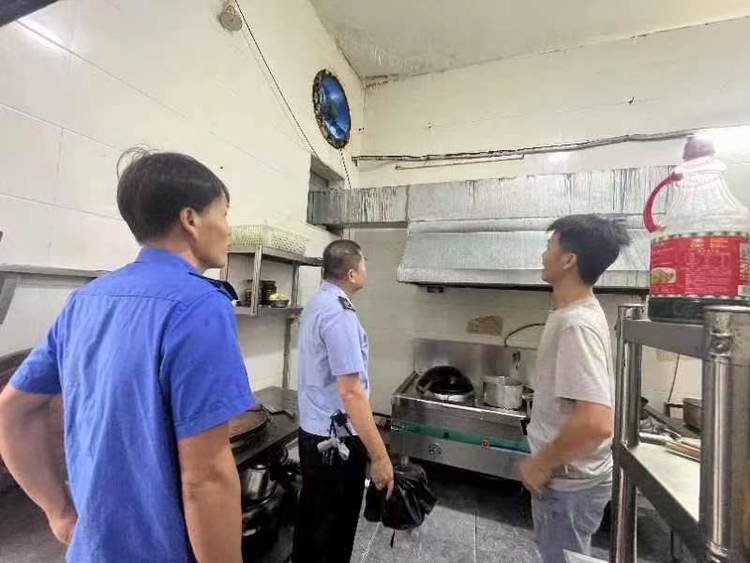 临高县市监局开展餐饮油烟整治行动