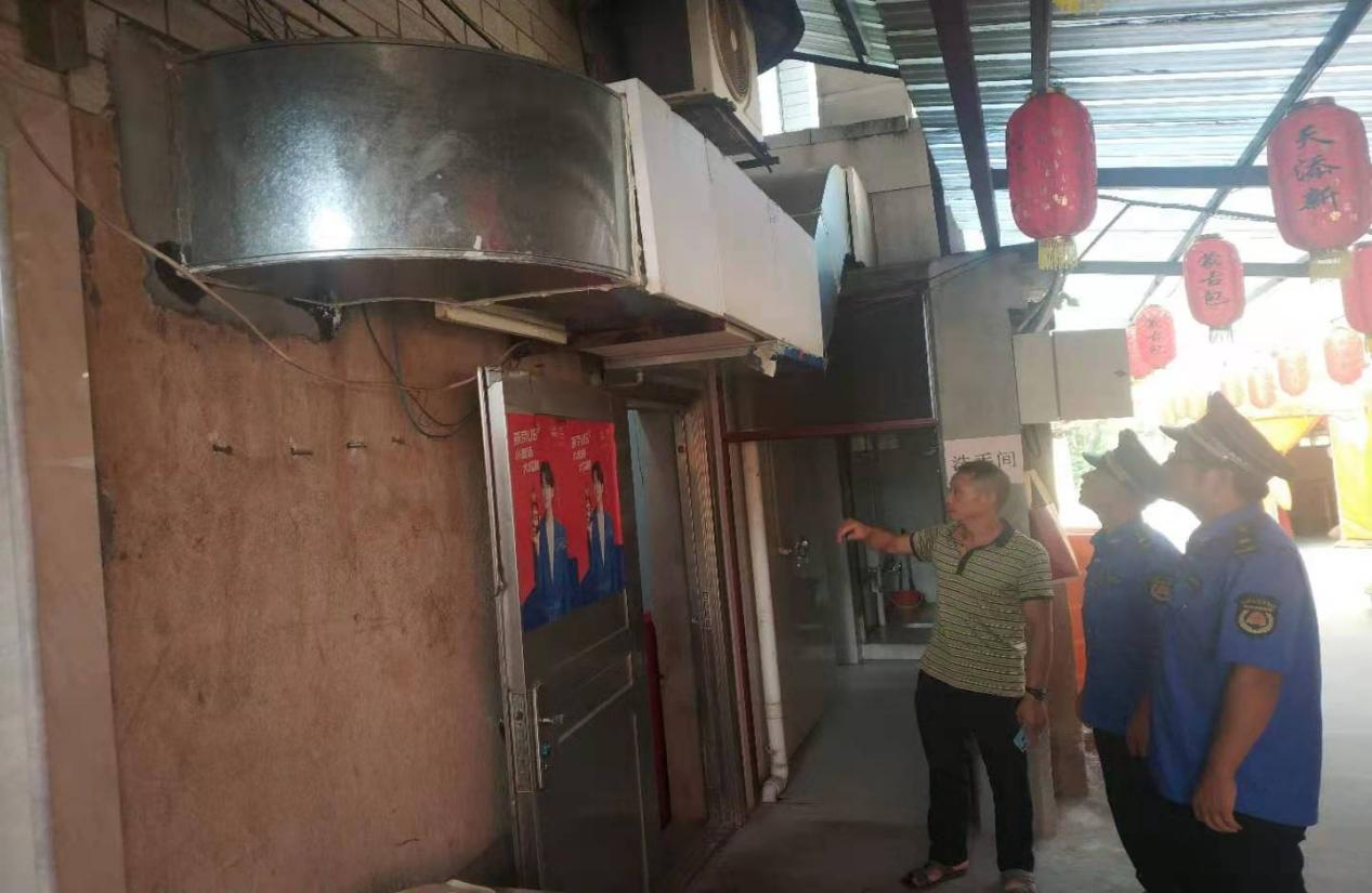 合江城管大队开展居民餐饮店油烟污染专项整治行动