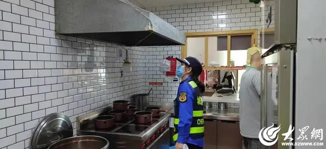 金乡县综合行政执法局开展辖区餐饮油烟专项整治行动