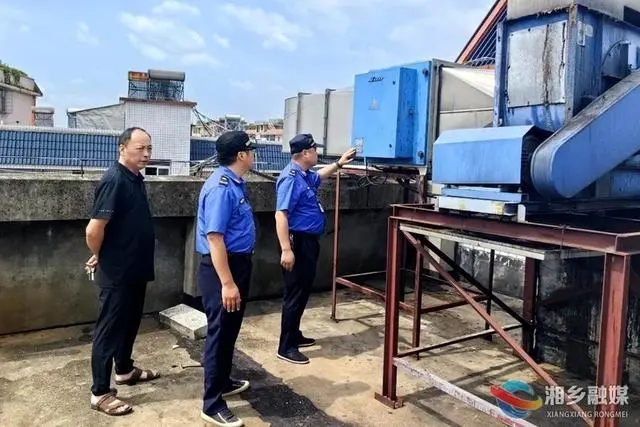 湘乡市城管局开展餐饮服务业油烟排放专项整治行动