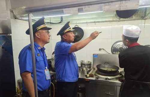 商丘市餐饮油烟污染治理办公室督导检查餐饮油烟污染治理工作