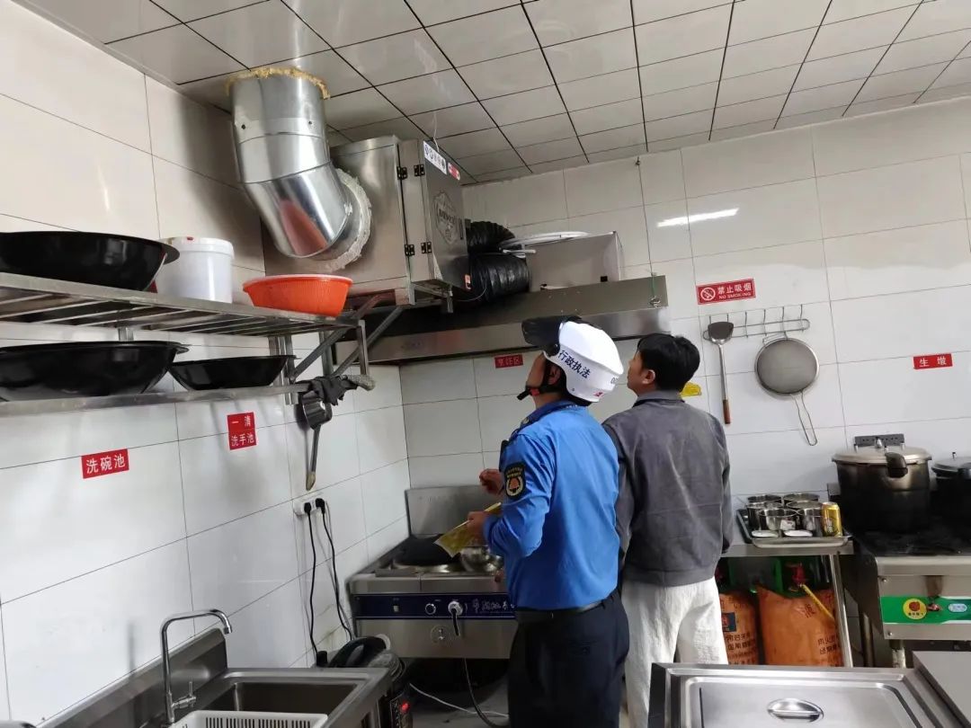 格尔木市开展辖区内经营性餐饮门店油烟污染排查