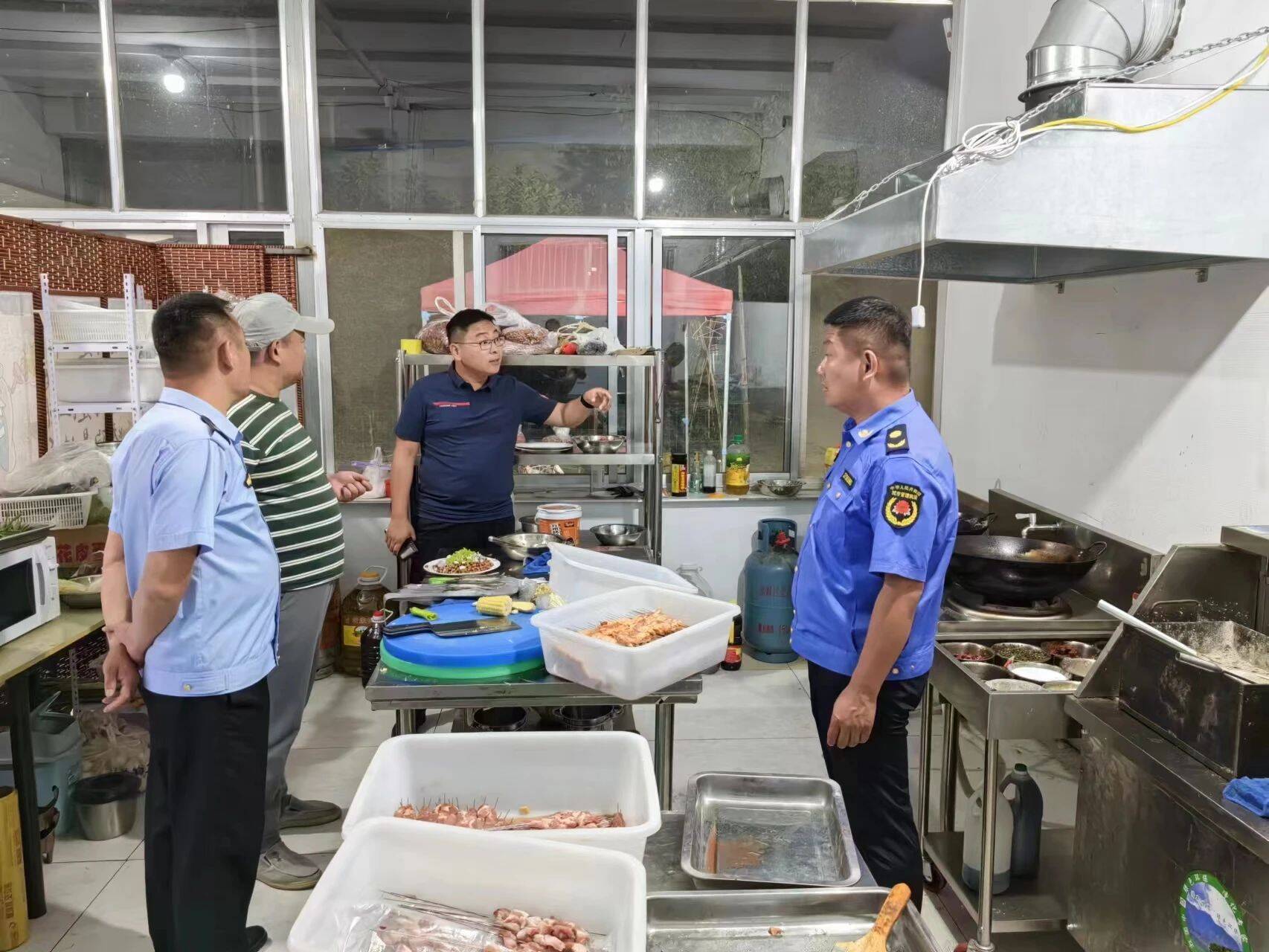 梁才街道开展餐饮油烟污染专项整治行动