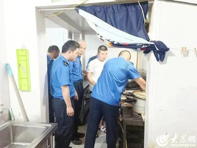潍城区综合行政执法局开展夜间市容秩序综合整治