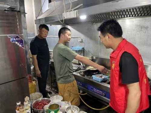 太康东路街道开展餐饮油烟和燃气安全联合检查