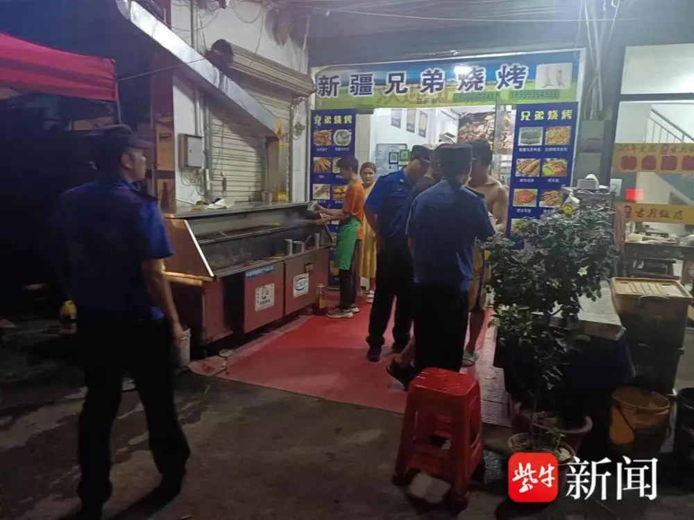 和凤镇城管中队开展夜间市容秩序专项整治行动