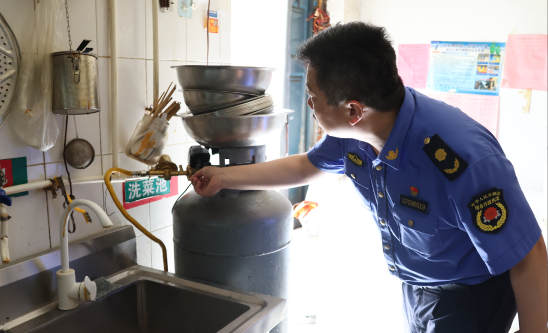 东平县综合行政执法局整治拧紧城区烧烤业“安全阀”