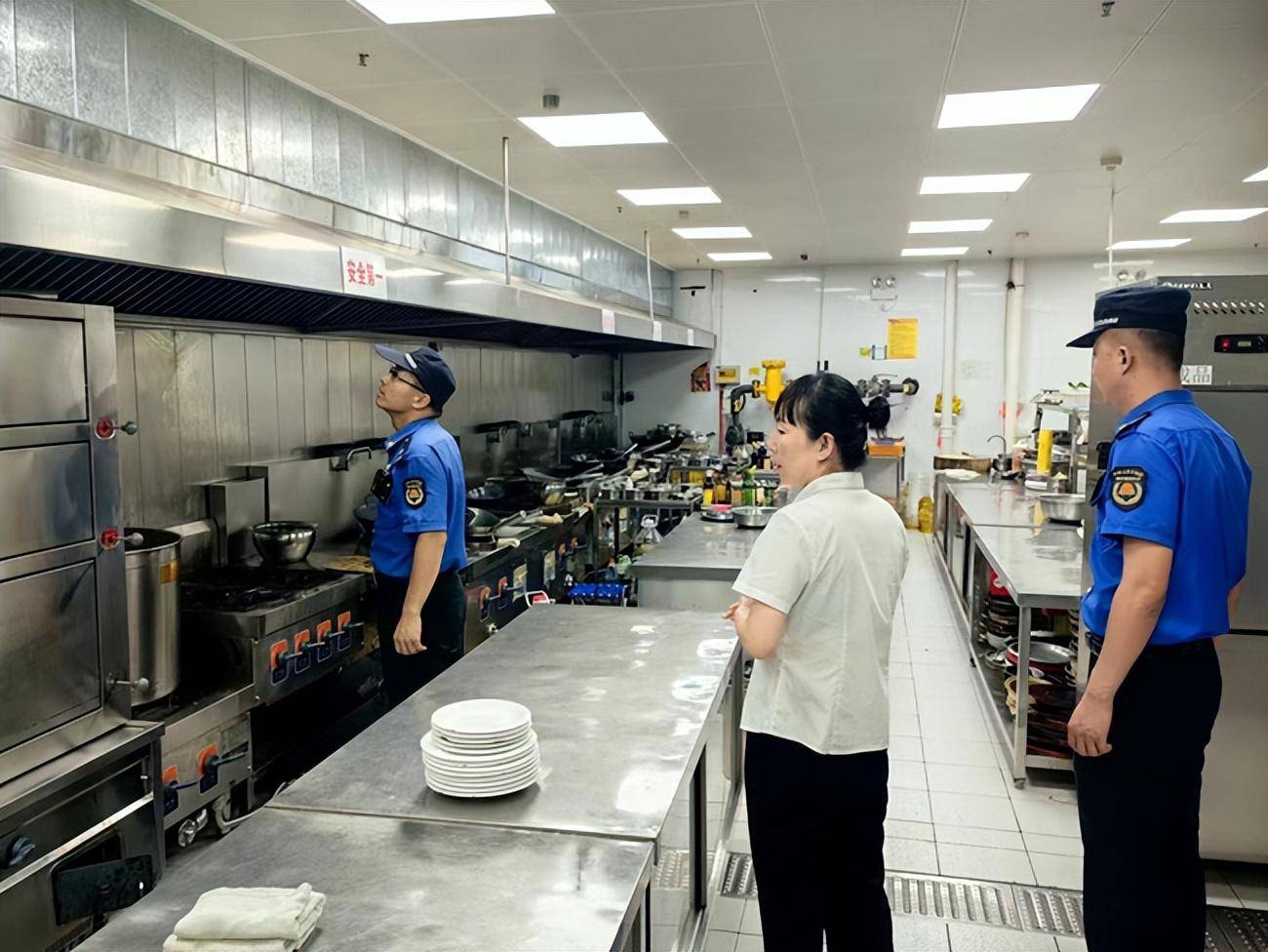 港务区城管局开展餐饮油烟专项治理行动
