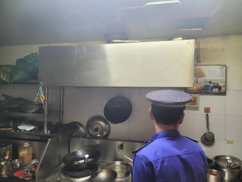 云南路街道中队开展餐饮门店油烟净化设施专项排查整治行动