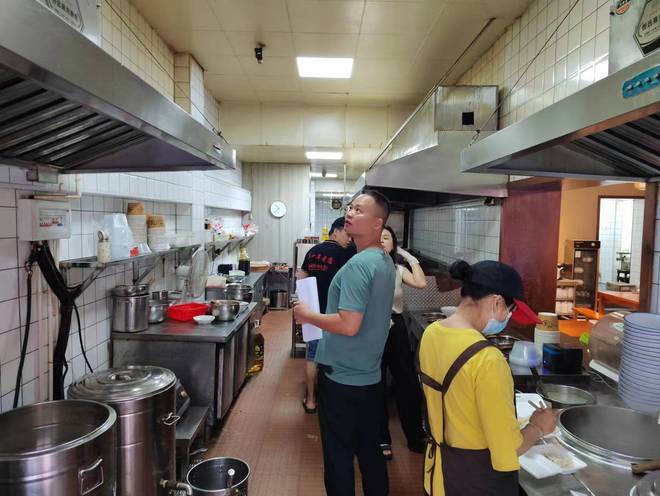 东风路街道推进餐饮门店油烟整治工作