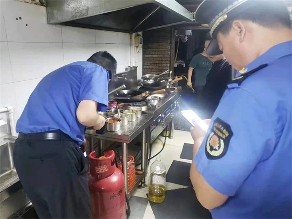 华夏路社区开展餐饮油烟整治专项行动