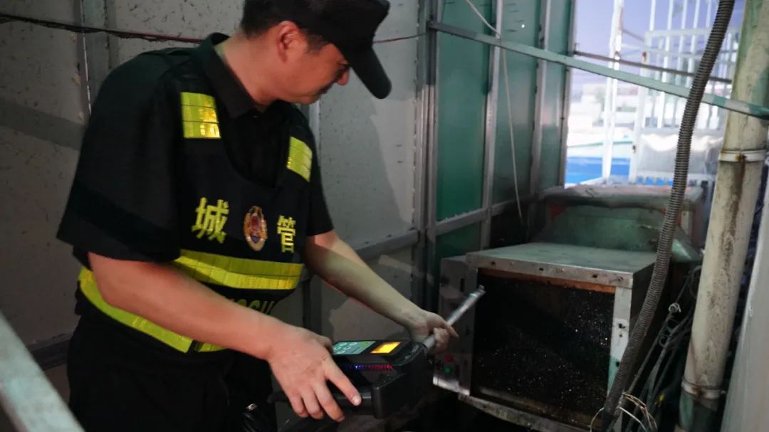 市中区综合行政执法局开展餐饮油烟污染专项整治行动