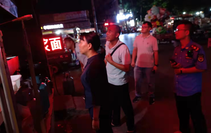 枣阳市城管执法局开展油烟污染专项整治活动