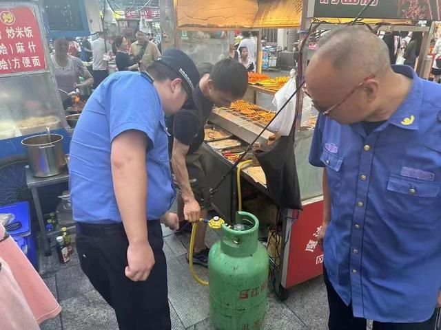 老城执法大队开展夏季市容秩序综合整治