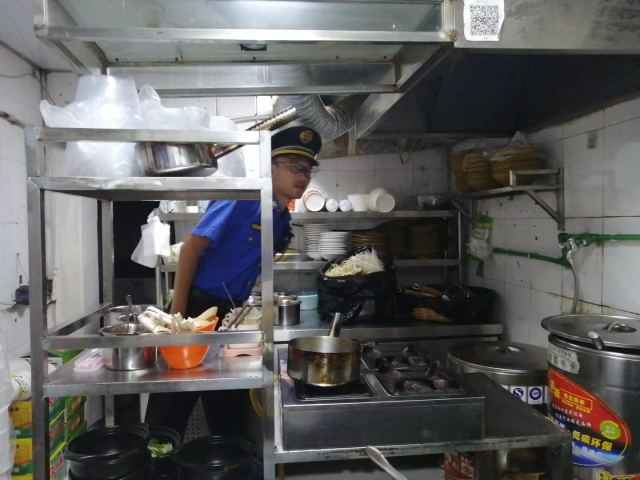 南阳路执法中队开展整治夜间餐饮油烟专项治理行动