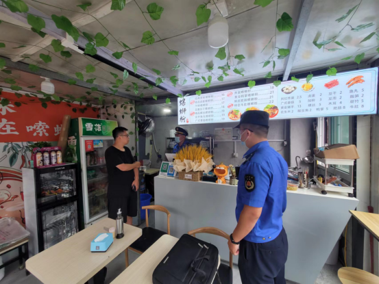 舜玉路中队推进餐饮油烟治理工作