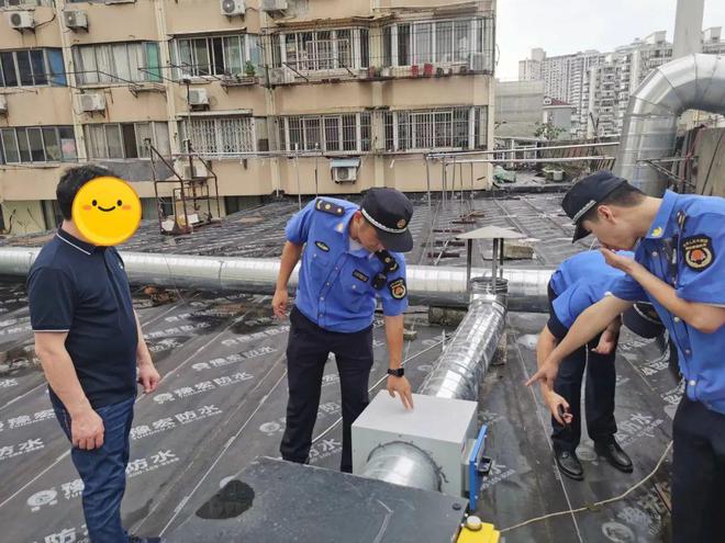 江浦路街道综合行政执法队开展油烟污染防治专项行动